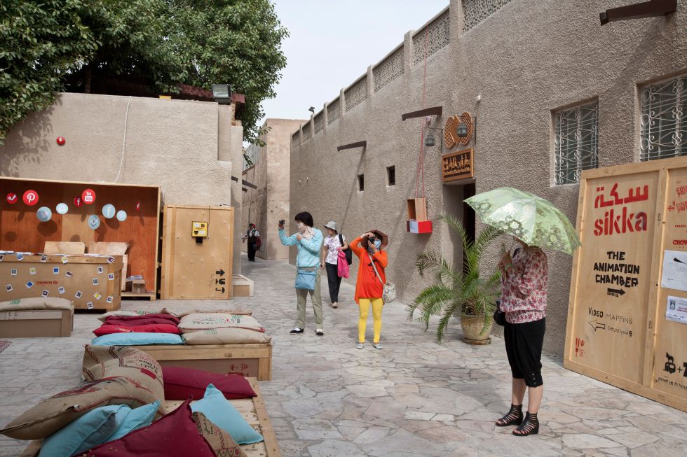 Lejos del ruido del tráfico, las laberínticas calles de Al Fahidi, el barrio histórico de Dubái, conocido como Bastakia, albergan tiendas de artesanía, exposiciones, cafés con terraza, galerías de arte y dos hoteles 'boutique'. Podemos tomarnos un delicioso expreso en el Museo del Café, o atrevernos con una hamburguesa de camello en la Local House.