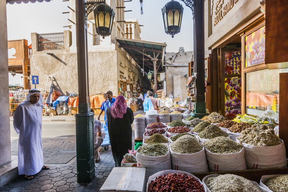 Deira es uno de los barrios más antiguos y carismáticos del emirato, nada que ver con los rascacielos del Dubái moderno. Lo mejor son sus mercados (de oro, de especias, de perfumes, de pescado e incluso de productos agrícolas), conformados por una maraña de estrechas calles llenas de sonidos y olores que cobran vida al atardecer.