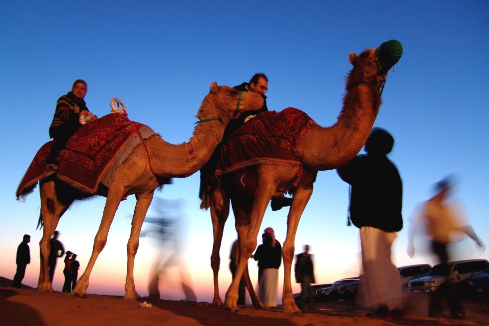 Rascacielos y centros comerciales pueden hacernos olvidar que Dubáis está rodeado por uno de los desiertos más rigurosos del mundo; hasta hace muy pocos años aquí solo había tribus beduinas. Con tiempo, lo mejor es recorrerlo en camello o durante un safari de varios días en todoterreno (agencias como Arabian Adventures ofrecen circuitos guiados), con cena en un campamento beduino bajo las estrellas incluida.