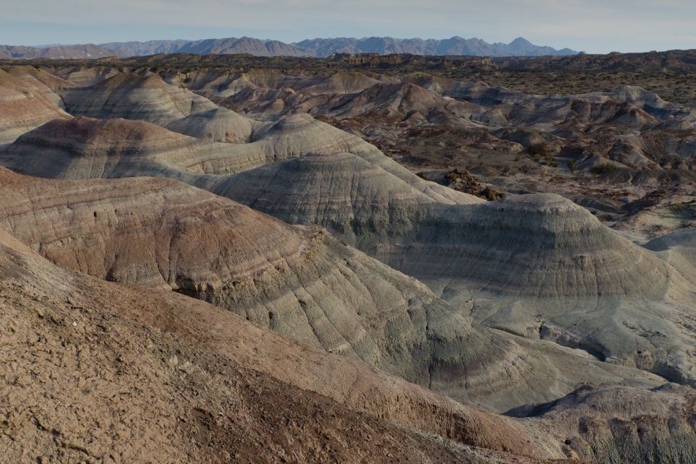 Ubicado en la provincia de San Juan, el Valle de la Luna es el único lugar del mundo donde pueden verse al descubierto y diferenciadas por zonas todas las formaciones del periodo triásico. Se trata de alineaciones geológicas de entre 200 y 250 millones de años que forman un paisaje de minerales multicolores donde no faltan marcas del paso de los dinosaurios. En el año 2000 la Unesco declaró el lugar patrimonio mundial. Se encuentra a menos de 50 kilómetros de la reserva geológica de Talampaya.