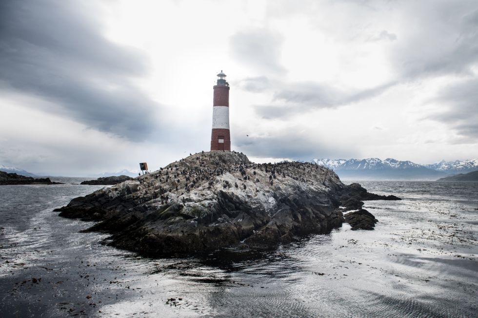 Frente a la bahía de Ushuaia, la ciudad más austral del mundo, en Tierra del Fuego, se erige sobre un pequeño islote el faro Les Éclaireurs (Los iluminadores, en francés). Desde 1920, su luz blanca y roja guía a los navegantes que se adentran en el Canal de Beagle. Aunque está cerrado al público, su estructura de ladrillo de 11 metros de altura puede verse desde el barco. A esas latitudes el viajero se encuentra a las puertas de la Antártida, una experiencia difícil de olvidar.