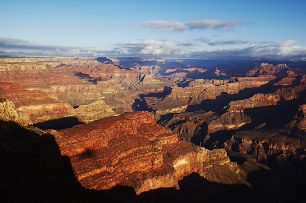 El explorador John Wesley Powell dijo que “las maravillas del Gran Cañón no pueden representarse adecuadamente por los símbolos del lenguaje, ni siquiera por el mismo lenguaje”. Y quizá, tampoco, por la fotografía. Hay que recorrerlo en persona para descubrir su inmensidad: tiene más de mil metros de profundidad y 360 kilómetros de largo.