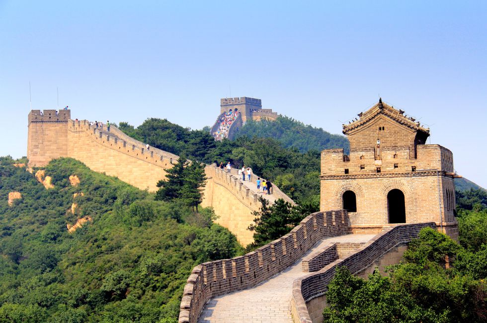 No se ve desde el espacio, como asegura una leyenda urbana, pero sus dimensiones son abrumadoras: es la mayor construcción humana, con una longitud de más de 8.000 kilómetros que recorren el norte de China, desde Corea hasta el desierto del Gobi. Iniciada por el primer emperador, Qin Shi Huangdi, en el siglo II antes de Cristo, su construcción se prolongó por un periodo de más de mil años, aunque al final no consiguió evitar la entrada de las hordas mongolas en China.