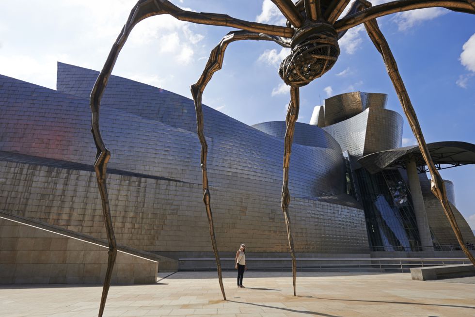Bilbao ya no se entiende sin este imponente edificio de 24.000 metros cuadrados diseñada por Frank Gehry. Su construcción comenzó a fraguarse en 1991 con la intención de dinamizar la ciudad y hubo que esperar hasta 1997 para verlo inaugurado con la exposición 'Los Museos Guggenheim y el arte de este siglo'. Su orgánico exterior está compuesto por 33.000 planchas de titanio cuya tonalidad se adapta a la luz del día. Fue necesario aplicar un software empleado en la industria aeroespacial para conseguir modular las curvas que Gehry diseñó.