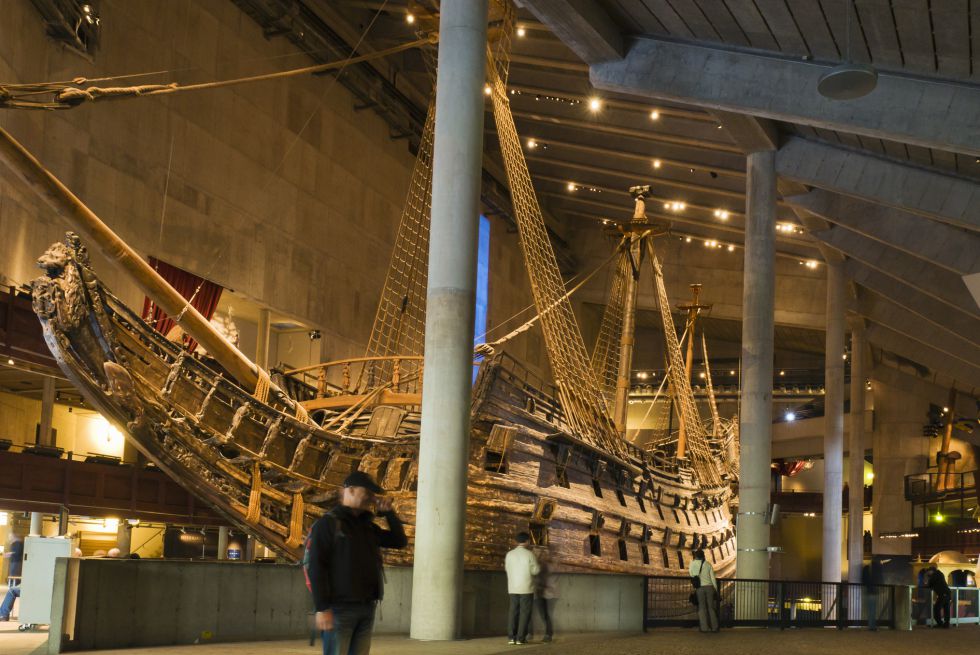 Cuando en 1628 el imponente buque de guerra sueco ‘Vasa’ se hundió nada más ser botado en el puerto de Estocolmo –navegó poco más de un kilómetro–, el desastre fue absoluto (y recordado). A pesar de ello, tras ser reflotado y restaurado se convirtió en orgullo nacional y símbolo del imperio sueco en su apogeo. Expuesto ahora en el Vasamuseet (www.vasamuseet.sees) con todo su fasto, el navío resulta soberbio. Nos asombrará su tamaño y la espléndida decoración, y sabremos cómo se hundió, se rescató y se logró conservar este pedazo de la historia sueca.