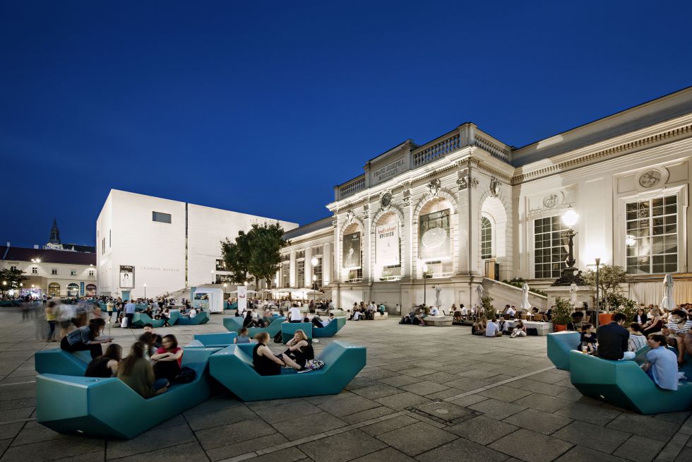 Si todas las grandes ciudades europeas pudieran reunir ordenadamente sus mejores museos en un barrio construido expresamente para ello, el turismo sería mucho más sencillo. En Viena, ocurre. El MuseumsQuartier (www.mqw.at), enorme y con amplios espacios creativos, es un conjunto de museos nada desdeñable completado con un sinfín de cafés, restaurantes y bares que sirven de semillero para la vida cultural de la ciudad. Con más de 60.000 metros cuadrados de espacio expositivo, un museo infantil espectacular y la institución de danza más importante de Viena, es uno de los complejos dedicados al arte más ambiciosos del mundo. Destacan la mayor colección de pinturas de Egon Schiele en luminoso Leopold Museum, así como el MUMOK, un centro a la vanguardia del arte contemporáneo con una colección tan imponente como su fachada de basalto negro y cantos afilados.