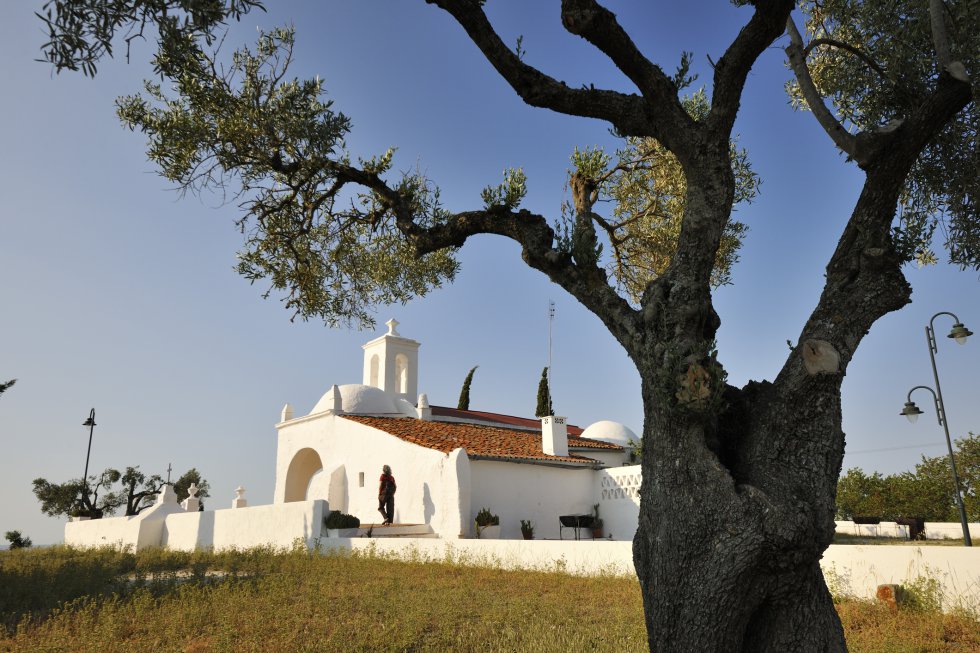 Otro pueblo típicamente alentejano de calles estrechas y adoquinadas, que parece dormitar apacible entre colinas, viñedos y y campos polvorientos. En su corazón medieval hay una bella placita custodiada con esmero por los ancianos que se congregan en ella para tomar el sol. Su gente es conocida por su amor a la comida y varias fábricas locales producen la joya culinaria local: el 'queijo' de Serpa, elaborado con cuajo de oveja. Merece la pena hacer noche para disfrutar plenamente su pausado ritmo de vida. No falta el típico castillo (del siglo XIV), aunque lo más llamativo son sin duda los impresionantes restos de un acueducto del siglo XI y, en el extremo sur, una enorme noria del siglo XII empleada antiguamente para bombear agua por el acueducto hasta el cercano Palácio dos Condes de Ficalho.