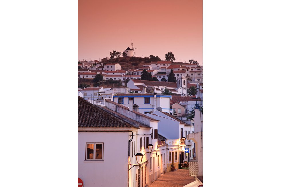 En el límite con el Algarve, Odeceixe (pueblo integrado en la Rota Vicentina) es todo un descubrimiento playero para quienes busquen tranquilidad. Cuenta con todo el encanto de los pueblos alentejanos (calles blancas sobre una colina coronada, en este caso, por un molino de viento de postal) y cuya playa, una lengua de arena que se extiende en la desembocadura de un río, atrae en verano a muchas familias. Los niños pueden bañarse en las tranquilas orillas mientras los mayores disfrutan de las olas del océano. La playa está a 3,5 kilómetros de Odeceixe y se llega a través de un sendero. Junto a la arena, un pequeño pueblecito ofrece sitios para comer y practicar surf.