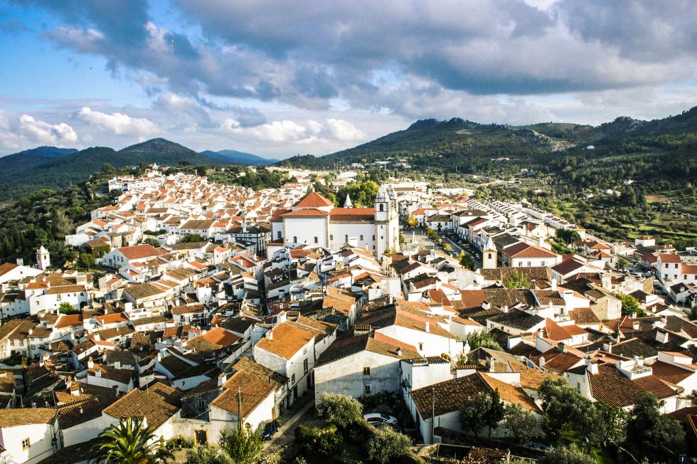 Elevada sobre la verde campiña, este pueblo es uno de los más atractivos y menos valorados de Portugal. Las maravillosas vistas desde lo alto de la colina, las casas blancas y los callejones floridos serían razones más que suficientes para visitarlo. No tiene muchos lugares de interés, pero basta con disfrutar de su agradable ambiente durante un día. La judería, la sinagoga –recuerdo de las comunidades hebreas que vivieron aquí hasta el siglo XV– y el robusto Castelo son sus señas de identidad y paradas obligadas para el visitante. El pueblo tiene más encanto al atardecer, cuando las ancianas se sientan a hacer ganchillo en los umbrales de las puertas y los niños juegan en sus estrechas calles.