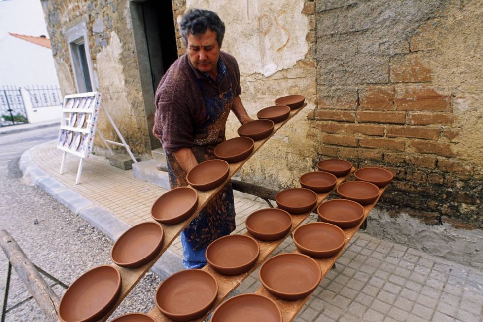 El pequeño pueblo de São Pedro do Corval es famoso por su larga tradición alfarera. Tiene docenas de talleres de alfarería donde se puede ver a los artesanos en acción y comprar algunas piezas a buen precio: platos, ollas, jarras, candelabros o baldosas. Con más de 20 'olarias' (talleres de alfarería), el pueblo es uno de los mayores centros alfareros portugueses. Es difícil recomendar una olaria en especial; lo mejor es dar una vuelta por Rua da Primavera y las calles cercanas siguiendo las señales. Y si no queremos perdernos, la oficina de turismo de Reguengos o de Monsaraz tiene un mapa con la dirección de las 'olarias'.