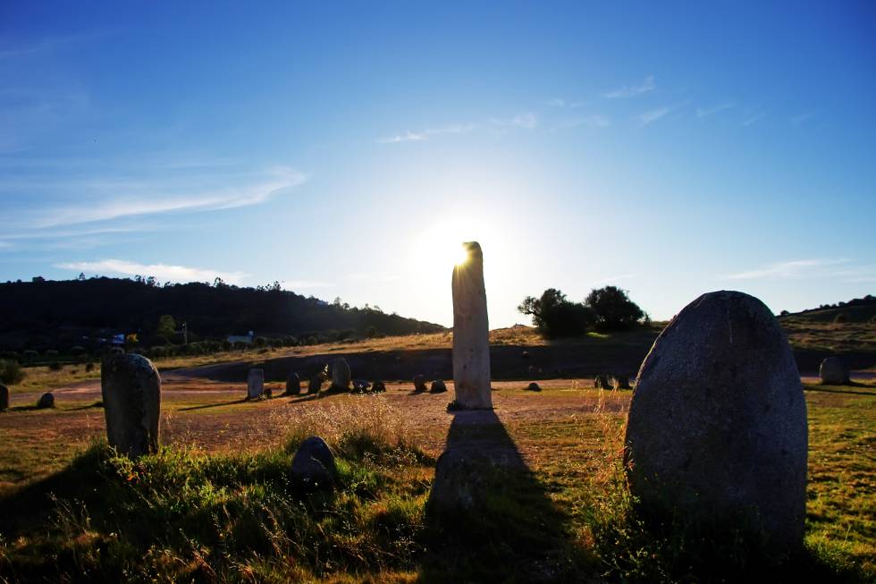 Las estrechas calles de Monsaraz, esencia del Portugal más tradicional, están flanqueadas de casitas encaladas con paredes desiguales, que parecen soñolientas. Fundada antes de la llegada de los árabes, en el siglo VIII, fue reconquistada por los cristianos en 1167 y entregada a los templarios como agradecimiento por su ayuda. El paisaje que rodea Monsaraz está repleto de megalitos neolíticos, que aparecen entre olivares y campos en flor. El más espectacular, Cromeleque do Xerez (en la foto), es un conjunto en cuyo centro se levanta un triunfal menhir de siete toneladas. Las rocas estaban a cinco kilómetros al sur de Monsaraz, pero fueron trasladadas para salvarlas de la inundación de la cercana presa de Barragem do Alqueva.
