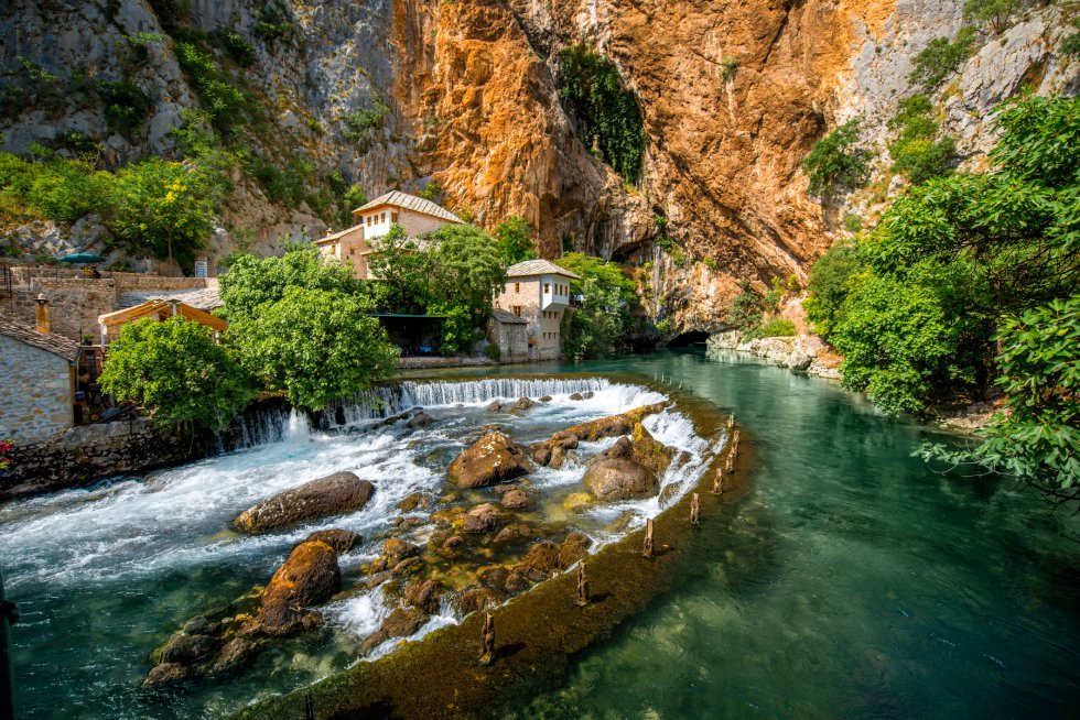 Dizem que esse lugar na Bósnia pode ter até 200 dias de sol por ano. Seja ou não verdade, o que parece inegável é que é um dos segredos mais bonitos e escondidos do país. Facilmente acessível de carro a partir de Mostar –a ponte medieval dessa cidade é muito conhecida–, é possível estacionar a menos de um quilômetro e descer andando até a nascente do rio Buna, sob uma gruta (que se pode visitar de barco) em um penhasco do qual emerge um mosteiro construído pelos otomanos no século XVI (na foto).