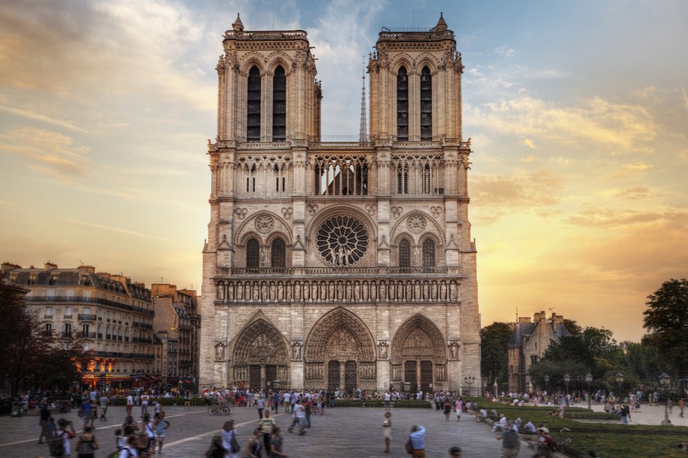 Todo en la catedral de Notre Dame (Nuestra Señora) de París, una de las más antiguas de estilo gótico del mundo (se empezó a edificar en el siglo XII), con sus famosas gárgolas y quimeras y su colmena de abejas bullendo en el techo de su sacristía, es enorme: 13 millones de visitantes al año, según su página web (notredamedeparis.fr), más de 50.000 en días señalados; más de 2.000 celebraciones anuales; 1.300 robles para levantar su estructura de madera. Es el escenario de la novela Nuestra Señora de París, en la que Victor Hugo cuenta la trágica historia de la gitana Esmeralda y el jorobado Quasimodo; su publicación, en 1831, sirvió para que los coetáneos del escritor valoraran mejor la arquitectura medieval francesa.