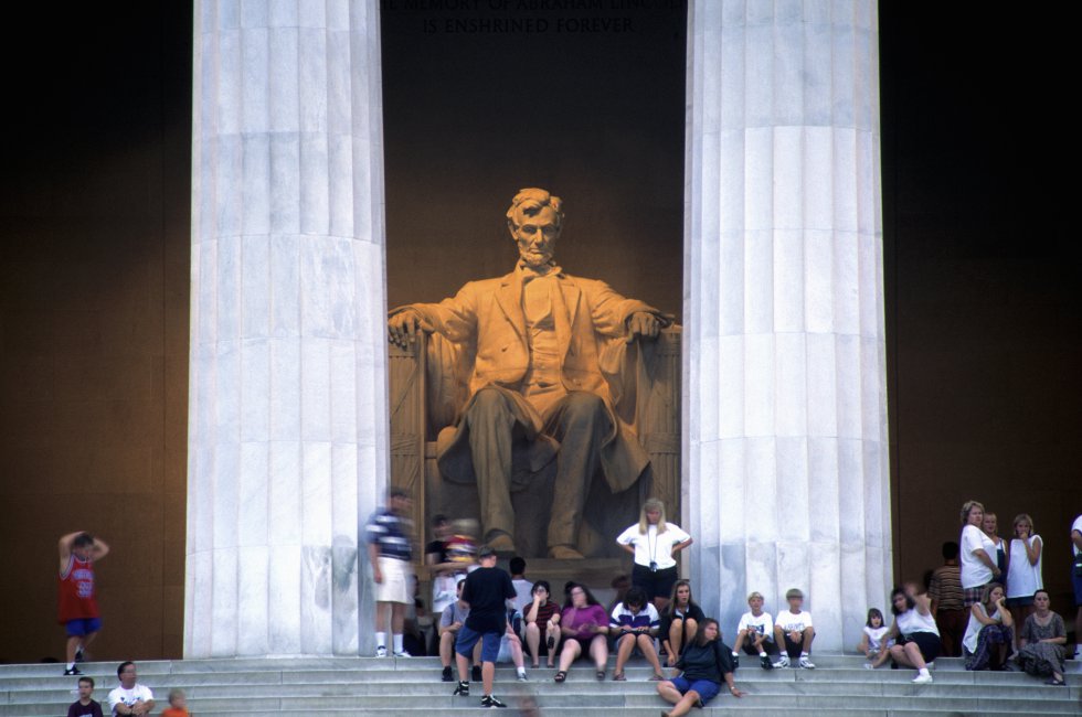 Martin Luther King eligió las escalinatas del Lincoln Memorial (lincoln-memorial.org) para pronunciar su “Yo tengo un sueño” en 1963, durante la Marcha sobre Washington por el Trabajo y la Libertad. El monumento dedicado al 16º presidente de Estados Unidos, inmortalizado en una escultura de 5,8 metros en la que aparece sentado a la entrada de un edificio con forma de templo dórico griego, simboliza la democracia y la propia esencia de la nación estadounidense. Recibió 7,92 millones de visitantes en 2016.