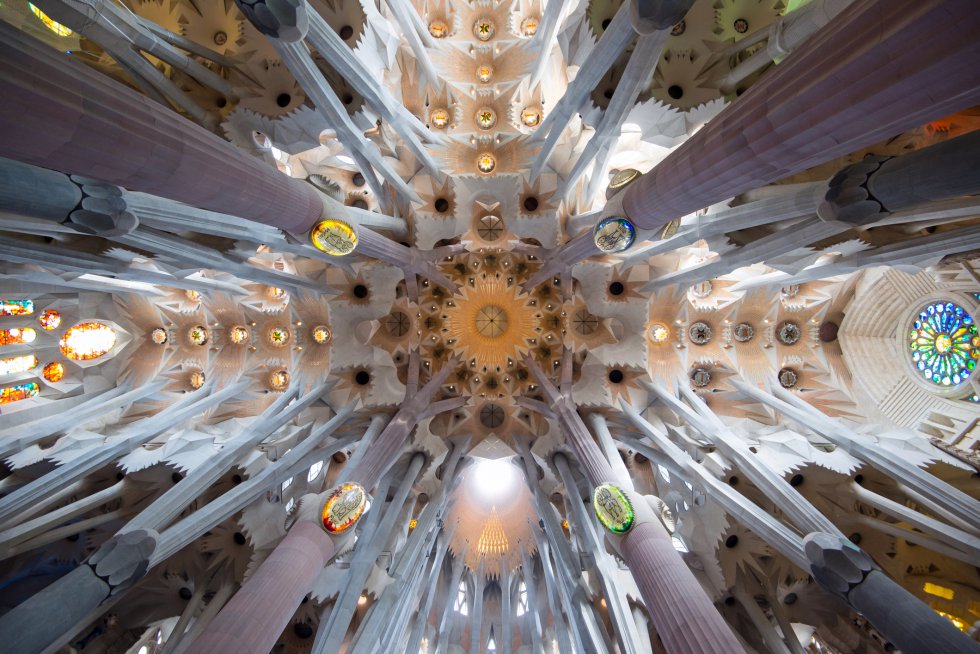 En 2016, un total de 4.561.848 turistas, la mayoría internacionales, franquearon las puertas de las fachadas del Nacimiento y de la Pasión (la de la Gloria queda por construir) de la Sagrada Familia (sagradafamilia.orges). Un año récord de visitantes que admiraron el inacabado y vertical exponente de la arquitectura modernista catalana, iniciado en 1882 y diseñado por Antoni Gaudí, que murió en 1926 tras ser atropellado por un tranvía y fue enterrado en el interior del templo. Un blog en marcha desde noviembre da a conocer el día a día de las obras, que, según está previsto, quedarán finalizadas en 2026.