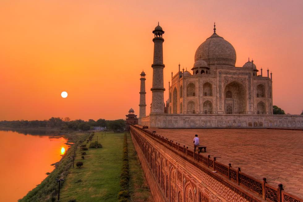 Rosáceo en el amanecer, blanco lechoso en la tarde y dorado cuando lo baña la luz de la Luna. El Taj Mahal (tajmahal.gov.in), mausoleo en mármol mandado edificar en el XVII por el emperador Shah Jahan en honor a su esposa favorita, Mumtaz Mahal, se alza en Agra, India, como “una lágrima en la mejilla del tiempo”, según escribió Rabindranath Tagore. “Joya del arte musulmán en India”, fue descrito al ser declarado patrimonio mundial de la Unesco. Tumba musulmana, no templo hindú, insisten los arqueólogos frente a las demandas del fundamentalismo hindú. Cada año recibe entre siete y ocho millones de visitantes (según su web), que se acercan andando o en autobús eléctrico, ya que el tráfico está prohibido en su perímetro.