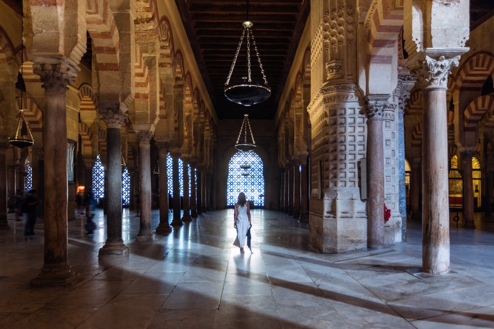 Tras la Sagrada Familia y la Alhambra, los monumentos más populares de España conducen hasta Andalucía: a la Mezquita de Córdoba (en la foto), que empezó a construirse como mezquita en el año 785 y fue consagrada como catedral en 1238, y a la que accedieron 1.818.633 personas durante 2016. Y a Sevilla, que atesora la catedral gótica más grande del mundo con su Giralda, y su Real Alcázar, con una amalgama de arte islámico, mudéjar y gótico (más de millón y medio de visitas cada una). El Palacio Real en Madrid (1.475.421 turistas) y la Casa Milà de Gaudí (La Pedrera), en Barcelona (1.207.087 personas), completan el club de más de un millón de visitantes. Por detrás se sitúan el Alcázar de Segovia (más de 600.000) o la catedral de Burgos (357.497). Mención aparte merecen dos templos que no cobran entrada, por lo que resulta complicado calcular su público: la basílica de Nuestra Señora del Pilar, en Zaragoza (según algunas estimaciones con cinco millones de visitantes anuales) y la catedral de Santiago de Compostela, con más de tres millones de peregrinos.