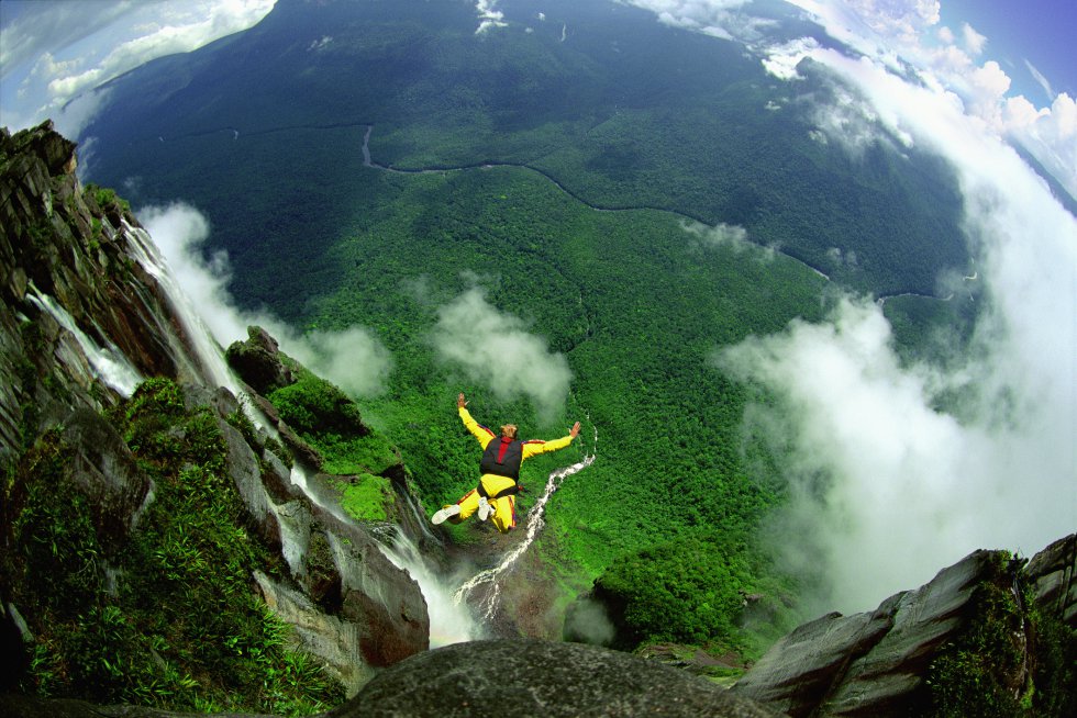 El considerado sexto parque nacional más extenso del mundo es también uno de los más famosos por albergar el mayor salto de agua conocido del planeta, el Salto Ángel (a la izquierda de la imagen), con 979 metros de caída. La enorme columna de agua que brota furiosa desde lo alto del tepuy Auyantepuy (los tepuyes son las características montañas de esta región, con cumbres mesetarias y ecosistemas únicos) y se despeña con un ensordecedor rugido antes de alcanzar el río Churún. Algunas zonas del parque venezolano solo son accesibles por avión o mediante navegación en canoa remontando sus ríos.