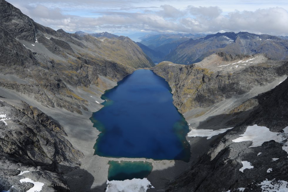 Situado en la Isla Sur de Nueva Zelanda, en una enorme extensión de costa escarpada, el parque nacional Fiordland es una mezcla magnífica de montañas nevadas, fiordos, lagos, cascadas y exuberantes selvas tropicales llenas de vida. Incluye uno de los puntos más turísticos del país, el fiordo Milford Sound (en la foto): una lengua de agua que se extiende 15 kilómetros tierra adentro desde el mar de Tasmania, flanqueada por picos de más de 1.200 metros de altura. Una red de senderos de 500 kilómetros permite a los visitantes explorar el parque.