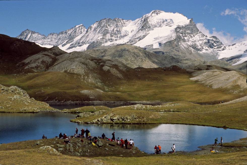 El turismo más masivo se suele centrar en otros territorios alpinos del norte de Italia, como el lago de Como, pasando por alto en muchas ocasiones los escenarios salvajes de montañas y lagos del parque nacional Gran Paradiso (en la foto, el lago Trebecco, en el valle de Aosta). Tampoco es desconocido (el pico que le da nombre es uno de los cuatromiles más visitados de los Alpes), e invita a contemplar sus impresionantes paisajes, escalarlos en verano y recorrerlos con esquíes en invierno. Desde la cuenca del río Orco hasta los valles de Soana y Cognes, con sus villas de tradicionales casas de piedra.