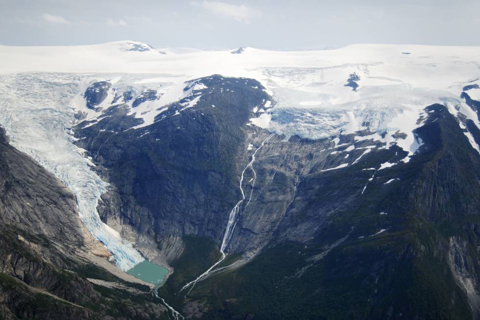 Uno de los glaciares más grandes Europa, el Jostedalsbreen, constituye el corazón del parque nacional homónimo, el cuarto en extensión de Noruega, donde a pesar de los rigores del clima crecen más de 300 especies de plantas y flores. Mientras, las montañas de Stryn albergan una de las mayores reservas de renos del país nórdico, aunque en estos valles abundan también los lemmings y, en menor medida, lobos, osos pardos y linces. Hay un centro de visitantes en la zona.