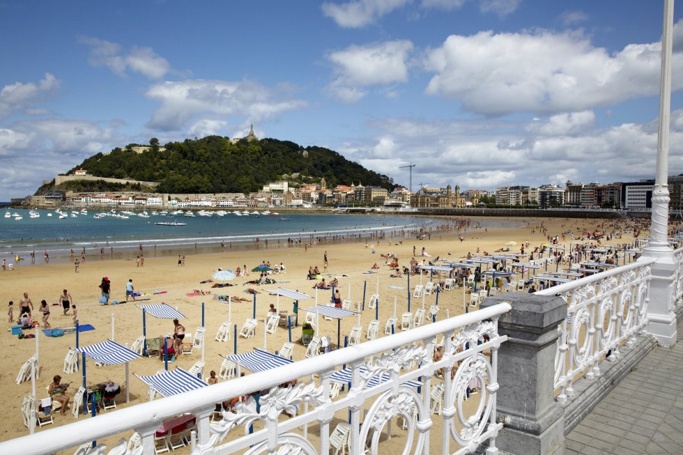 La Concha, de San Sebastián (Espanha), não só foi escolhida pelo segundo ano consecutivo a sexta praia mais bonita do mundo, como também volta a repetir posição como o melhor praia da Europa.