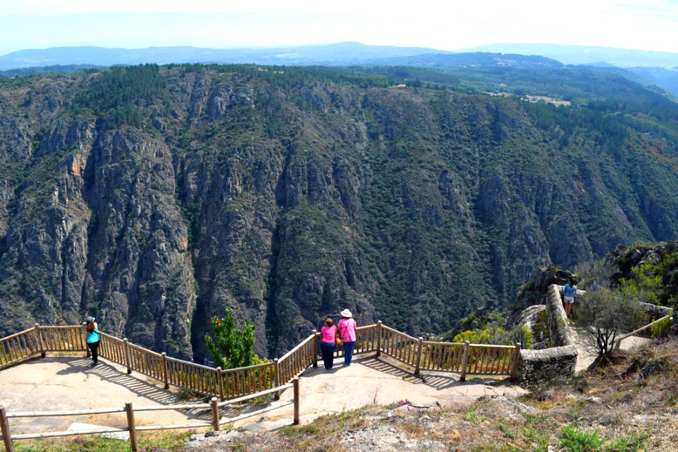 Uno de los mejores miradores de la Ribeira Sacra, donde el río Miño se encajona en un profundo cañón poco antes de morir en el mar, se encuentra en Parada de Sil, Ourense. Se llama Balcones de Madrid y debe su nombre a que era el lugar escogido por las mujeres gallegas para ver marchar a sus maridos que emigraban a la capital (muchos como barquilleros que se buscaban la vida en las verbenas de la ciudad). Recomendable acercarse a su barandilla de madera al atardecer, cuando el azul de las aguas, muy al fondo, va cambiando de color y oscureciéndose conforme desaparecen los últimos rayos del sol.