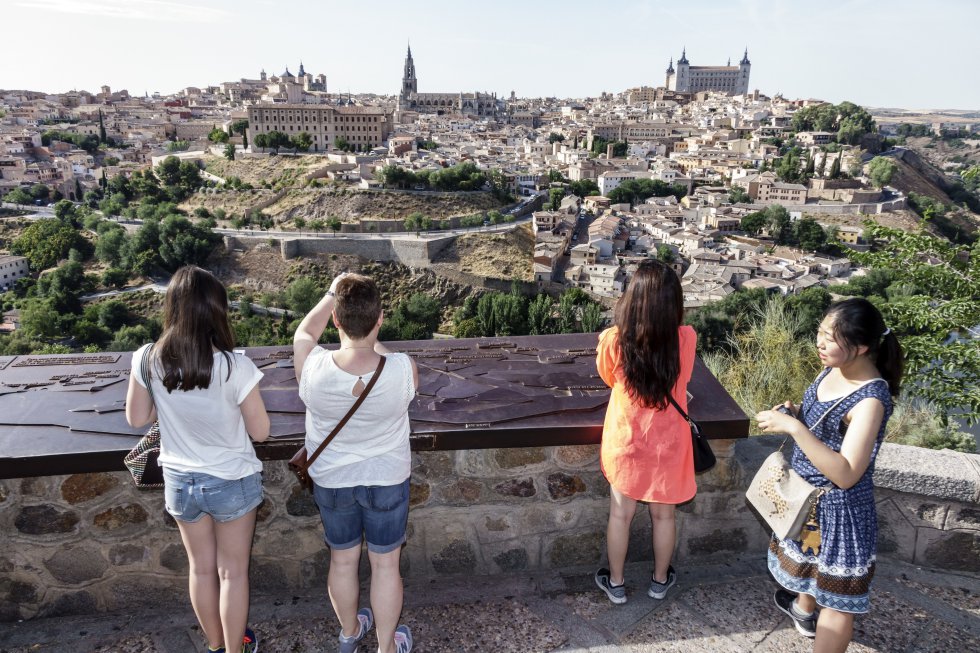 Parafraseando aquel famoso eslogan publicitario, el Mirador del Valle es, posiblemente, la mejor vista de Toledo. Para llegar hasta él hay que alejarse un par de kilómetros de la ciudad por la carretera de circunvalación y subir por otra más angosta que termina en un par de apartaderos para dejar el coche. Unos pasos después aparece ante los ojos del viajero el riquísimo entramado urbano bañado por las aguas del Tajo y dominado por el Alcázar, el castillo de San Servando, la torre de la catedral... Eso sí, hay quienes discrepan ( como Paco Nadal ) y defienden que las mejores vistas de Toledo se obtienen desde la terraza del Parador de Turismo.