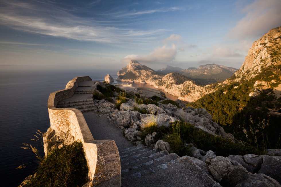 El mirador de Sa Creueta (o El Colomer) es una roca vertical a 232 metros sobre el nivel del mar que se alza en la península de Formentor, al noroeste de Mallorca. Es la guinda de los miradores engarzados, como las cuentas de un collar, a lo largo de los 18 kilómetros de la carretera que recorre la bahía de Pollença. Sus espectaculares vistas hacia el cabo de Formentor son especialmente recomendables durante la puesta de sol, quizás la mejor hora del día para disfrutar de una de las panorámicas más bonitas de la isla balear.