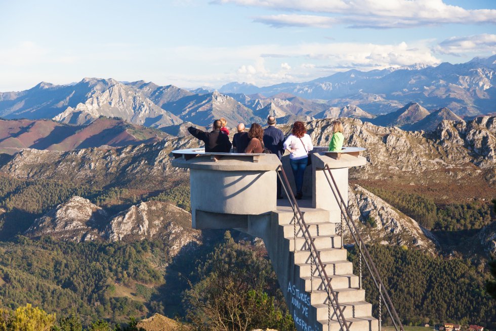 Un barrido de 360º desde el mirador del Fitu, en Arriondas, Asturias, permite disfrutar de una concatenación de paisajes que van desde la costa y las playas hasta reservas naturales como la de Sueve, el parque de Ponga o el parque nacional de los Picos de Europa, pasando por localidades como Ribadesella, Colunga, Villaviciosa y, en días especialmente claros, incluso Cangas de Onís y Covadonga. Se trata de una sencilla estructura de hormigón construida en el primer tercio del siglo XX: 15 escalones y una pequeña plataforma que se eleva sobre los acantilados en el Alto de la Cruz de Llames, en la carretera AS-260 entre Arriondas y Colunga. Forma parte de un área recreativa.