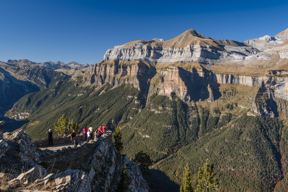 Las verticales laderas de la vertiente sur del  valle de Ordesa  (Pirineo de Huesca) están trufadas de miradores formados por muros de piedra a modo de protección. Como el del Rey o el que corona la punta Acuta (en la foto), con impresionantes vistas sobre bosques de abetos y hayedos, y macizos nevados. Los clubes de montaña suelen organizar rutas guiadas hasta ellos por la llamada Senda de los Cazadores, descendiendo después hasta Torla por la pista de los miradores. Desde esta localidad, y también desde Nerín, existen rutas turísticas autorizadas en taxi y autobuses 4x4 para conocerlos.