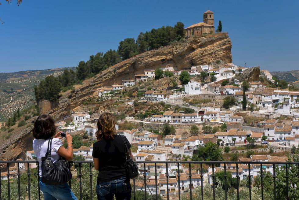 Cuando en 2015 National Geographic destacó a Montefrío –uno de  los pueblos más bonitos de España , a 50 kilómetros de Granada– como una de las 10 localidades con mejores vistas del mundo, los turistas comenzaron a llegar atraídos por tal reclamo: una estampa con su fortaleza mirando desde arriba, como asomada a un balcón de piedra, las casas blancas y la iglesia redonda del pueblo, extendido escalonadamente a sus pies. Como agradecimiento a la revista, el Ayuntamiento decidió en 2016 que su famoso mirador de Las Peñas pasara a llamarse National Geographic.