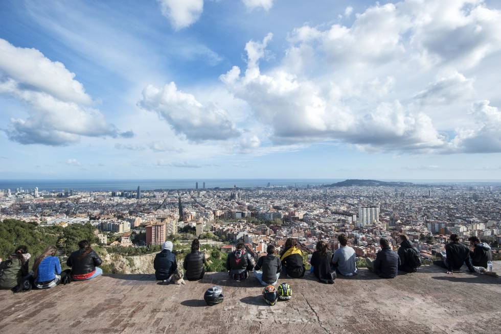 Además de unas vistas de 360º de Barcelona, la colina de Turó de la Rovira, a 260 metros de altitud, rememora parte de la historia española del siglo XX: durante la Guerra Civil se instaló en él una batería antiaérea, y posteriormente uno de los últimos barrios de barracas de la ciudad, aunque pese a su nombre nunca hubo búnker. Previamente a los Juegos Olímpicos de 1992 se echaron abajo las barracas y los vecinos de los barrios cercanos comenzaron a acudir a la colina abandonada a disfrutar de la panorámica. De poco conocido ha pasado a atraer cada vez a más turistas, ya que el Ayuntamiento lo está promocionando como forma de descongestionar otros puntos muy masificados, como el parque Güell.