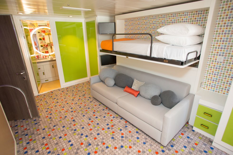 Dormitorio individual, con baño integrado, de la 'family suite'.