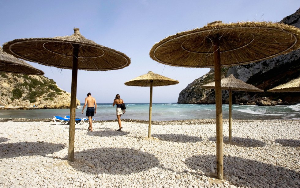 Aseguraba un eslogan publicitario que “Al cel parlen d’ella” (En el cielo hablan de ella). ¿Será por sus aguas de gradaciones turquesas? ¿Será por sus condiciones climáticas, que la convierten, pese a los incendios, en la más refrescante de los contornos? ¿Será, en suma, porque es una de las calas de mayor valía paisajística de los alrededores? Agreste y mediterránea, La Granadella ocupa la desembocadura de un barranco poblado de pinos de Alepo en los que es fácil avistar conejos y perdices. Su orilla sirve también de varadero. Chapuzar en sus aguas transparentes entraña perder pie a los pocos metros, y 20 metros mar adentro los cantos rodados (su vaivén produce una sonoridad hipnótica) se cambian por un lecho de arena y posidonia. Desde 1959, las calderetas de pescado son obligadas en el Restaurante Sur (restaurantesur.com). Acceso: el aparcamiento está a unos 200 metros del mar. Regresar después caracoleando por la calle del Pic Tort, que resulta enormemente panorámica.