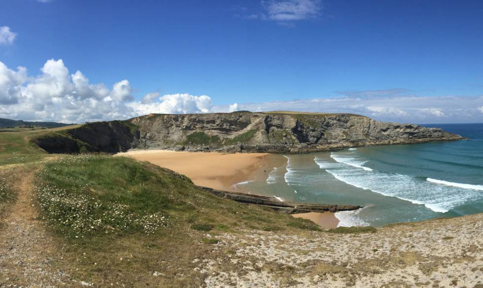 No es tanto para zambullirse, algo siempre comprometido, como para caminarla en marea vacía y fotografiarla sin cesar. Tal es su salvaje poder de conmoción. De la playa de Cuberris se llega en un santiamén, para así encimar esta bombonera entallada bajo acantilados protectores. Los desafueros urbanísticos infligidos al cabo de Ajo no anticipan lo que guarda su entorno prístino y sosegado que aprovechan surfistas de la Ajo Surf School (ajosurfschool.com) y gaviotas, en un maridaje siempre bien avenido. La mayoría de los visitantes no desciende a la arena (en pleamar la escalinata con barandillas no evita mojarse los pies): les basta con contemplarla. El autorretrato perfecto. En horario de reflujo marino luce en su máximo esplendor arenoso y pueden recorrerse sus cuevitas; con pleamar, mejor recrearse en la senda que orla la parte alta del acantilado. Acceso: en la playa de Cuberris, frente a la entrada del campin Playa de Ajo, existe una pequeña zona de aparcamiento. Una senda de 300 metros nos deposita en Antuerta.