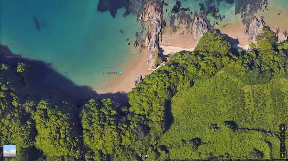 De entrada, esta caleta virginal, exuberante, pide marea baja (en pleamar solo se accede en barco). Para encontrarla, bajamos a la playa de Centroña, de donde costearemos hacia la izquierda diversas lenguas de arena delimitadas por roquedos, hasta dar con la barrera vegetal de Jajuai (en la foto, a la izquierda), que no es sino la jocosa pronunciación gallega de Hawái. Su arena blanca destila aire juvenil, pero aquí, en lugar de palmeras, hay castaños, y en la verdosa ría de Ares se ven submarinistas en vez de tiburones. A la hora de comer, optamos por los pescados del restaurante La Solana (981 43 09 60), en Cabanas. Para dormir, Castelo de Andrade (casteloandrade.com). Acceso: salir de Pontedeume hacia Perbes y a 1,8 kilómetros (en el kilómetro 9,3, donde la carretera dibuja una curva muy pronunciada) está la bajada a pie a la playa de Centroña, vecina de nuestra cala.