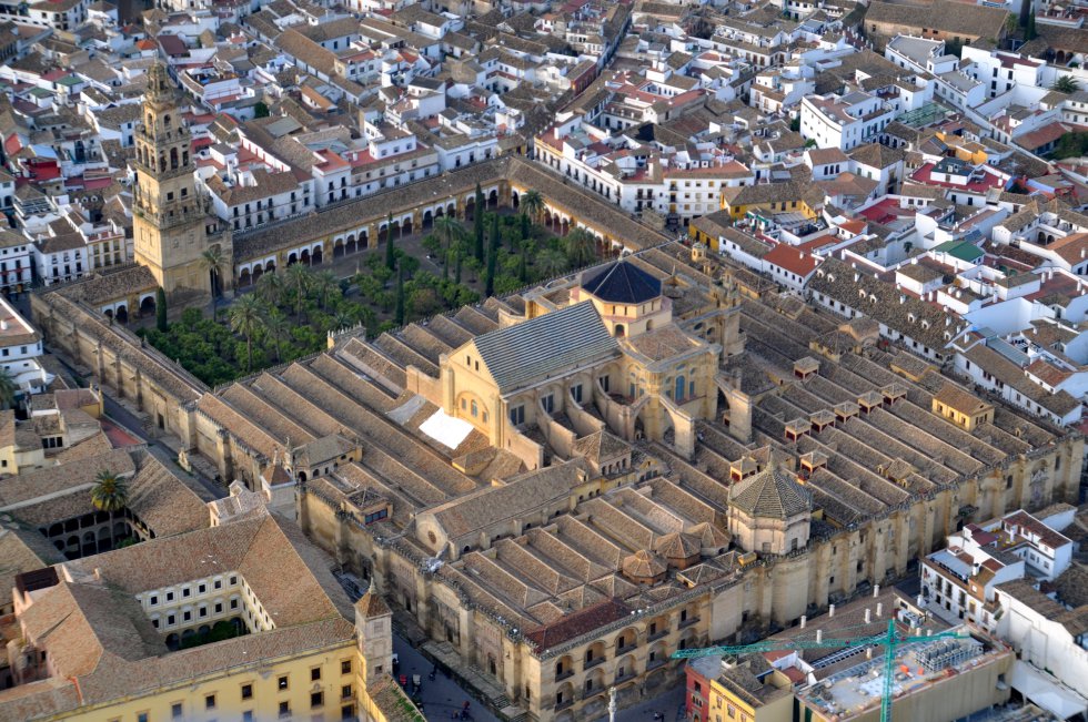 El Conjunto Monumental Mezquita-Catedral de Córdoba, que data del año 786, ocupa la segunda posición en la clasificación española de los sitios más atractivos para los viajeros de TripAdvisor. Y en la lista global, elaborada a partir de los comentarios y calificaciones de los usuarios de este portal durante los últimos 12 meses, alcanza el quinto lugar. Algo que explica las cifras de visitantes: 1.908.957 personas en 2017, lo que significa un nuevo récord de turistas por octavo año consecutivo. Más información:  mezquita-catedraldecordoba.es