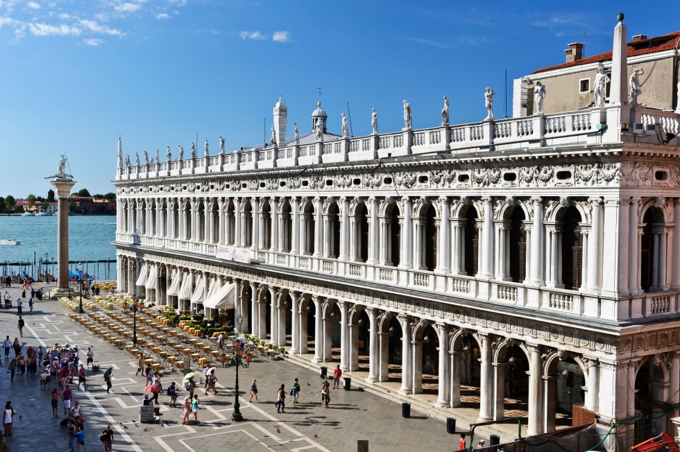 Dos 40.000 visitantes que Veneza recebe diariamente, a maioria chega à praça de San Marcos, mas, uma vez ali, poucos se aventuram a entrar na Biblioteca Nacional Marciana, uma das mais antigas da Itália, chamada também Sansoviana em honra a Jacopo Sansovino, arquiteto autor de seu desenho. Globos terrestres antigos, manuscritos do século XV, 'tintorettos' e 'veroneses' nas paredes de um palácio renacentista que cumpre o sonho do poeta Petrarca, que em 1362 doou seus livros à República para engrossar uma futura biblioteca pública aberta a estudiosos, eruditos e amantes da literatura. marciana.venezia.sbn.it