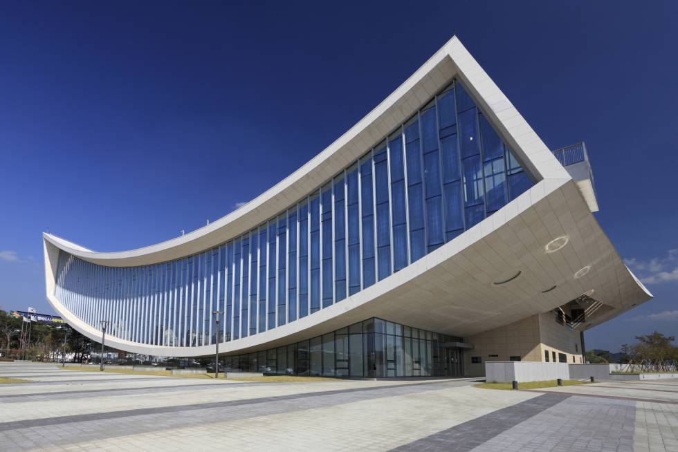 A primeira sucursal da Biblioteca Nacional da Coreia do Sul foi construída na cidade de Sejong em 2013, e projetada por Samoo Architects & Engineers. Também é conhecida como E-Brary, acrônimo das palavras emotion e library (emoção e biblioteca em inglês), porque a pretensão deste projeto de arquitetura era criar um espaço “emocionante” onde os formatos de informação analógica e digital convergessem e fossem comodamente acessíveis ao público. Linhas singelas, um teto inclinado evocando a página de um livro que está sendo passada, salas de leitura e de conferências. E lindas vistas. sejong.nl.go.kr