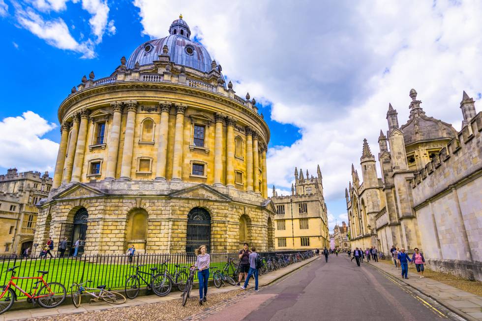 The Bod, a Biblioteca Bodleiana da Universidade de Oxford, deve seu nome ao diplomata e professor inglês Thomas Bodley, quem a fundou a princípios do século XVII. Um dos espaços bibliotecários mais antigos da Europa, transitado, entre outros, por J. R. R. Tolkien (primeiro como aluno e depois como docente) precisou de duas ampliações devido ao rapidíssimo incremento dos volumes armazenados. Parte dos fundos encontra-se baixo terra, na Câmera Radcliffe (na foto); outros estão na Torre das Cinco Ordens, chamada assim por estar decorada com colunas das cinco ordens da arquitetura clássica. A biblioteca original se conecta com a nova através de um túnel. bodleian.ox.ac.uk