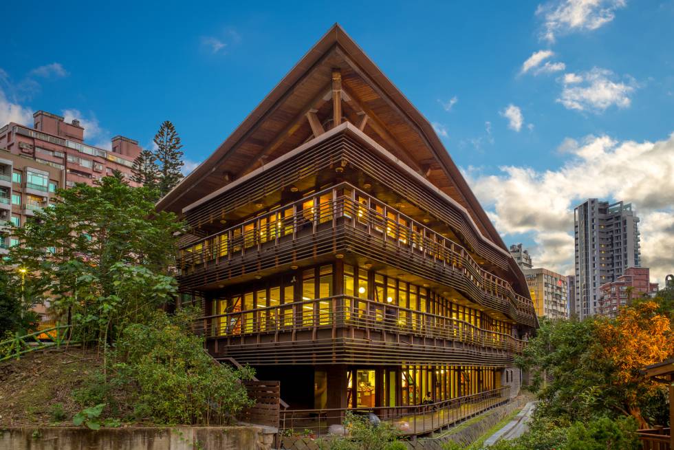 Rodeada de parque, com jardins no telhado, um sistema de recuperação de águas e um interior iluminado mediante painéis solares e ventilado naturalmente pelas correntes de ar, a sede de Beitou da Biblioteca Pública de Taipéi é um respiro verde, um oásis no meio dos arranha-céus, o cimento e o concreto da cidade de Taiwán. Construída em madeira, com suas características balconadas feitas no mesmo material, foi inaugurada em 2006 e, desde então, ganhou vários prêmios internacionais por sua vocação ambiental.