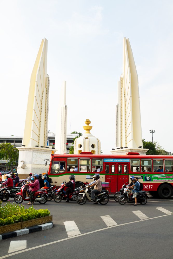La línea 15 de los autobuses urbanos de Bangkok hace parada en algunos de los puntos de mayor interés turístico de la ciudad, incluyendo el teatro y el estadio nacional, el muelle Tha Phra Athit, el monumento a la Democracia (en la imagen), los templos Golden Mount o Wat Khaek Silom o el mercado nocturno de Patpong. También conduce hasta Khao San Road, la calle mochilera por excelencia de la capital de Tailandia: 500 metros repletos de alojamiento baratos, restaurantes variados, agencias turísticas, clubes y discotecas. Otra de sus paradas está en Asiatique The Riverfront, el enorme mercado nocturno al aire libre a orillas del río Chao Phraya, con espectáculos de boxeo tailandés, cabaret o marionetas. Más información:  www.tourismthailand.org 