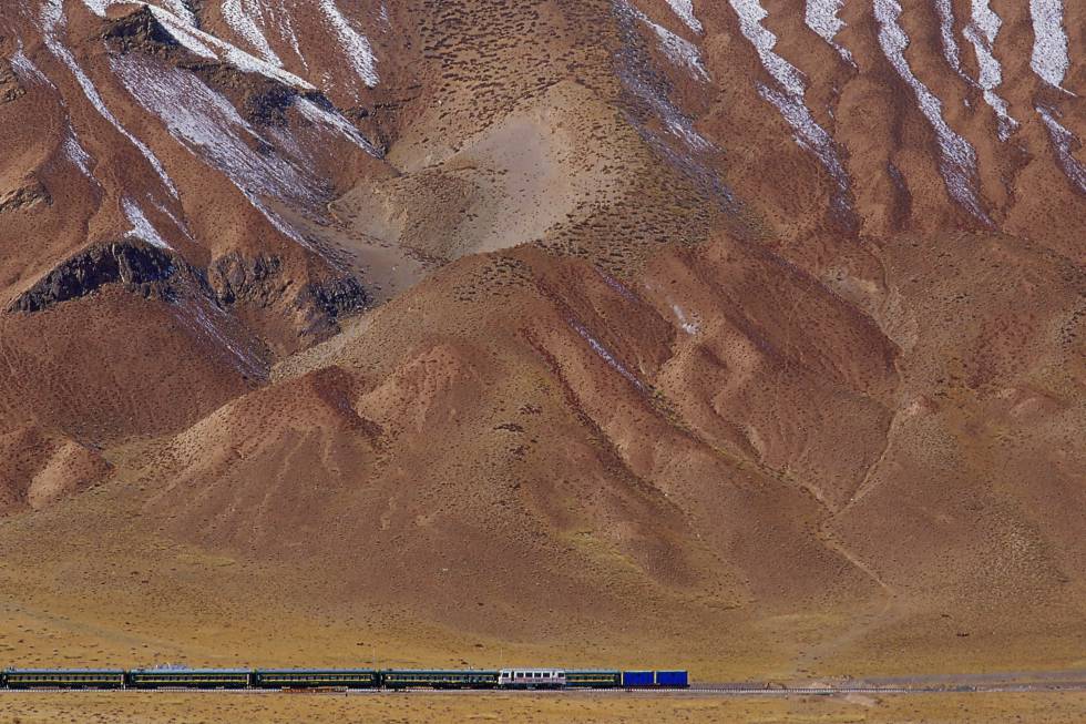 El Z6801 es el único ferrocarril que llega directo a Lhasa, ciudad del Tíbet rodeada por las montañas del Himalaya. Está presurizado y provisto de oxígeno, y sus ventanas tienen filtros ultravioletas para proteger de la radiación solar. Una de las rutas más destacadas es tomar el transtibetano, o tren más alto del mundo, en Xining (provincia china de Qinghai), a una altitud de 2.275 metros, y atravesar, durante 1.972 kilómetros, el vasto paisaje de la meseta tibetana. Un días después se alcanza el destino, a más de 3.600 metros sobre el nivel del mar. Casi la mitad de su recorrido supera los 4.000 metros de altura y su estación del Paso de la Montaña Tanggula, a 5.068 metros, es la más alta del mundo. El trayecto cuesta 794 yuanes (algo más de 99 euros) en cama blanda (en compartimentos para cuatro pasajeros). Más información:  www.chinatibettrain.com 
