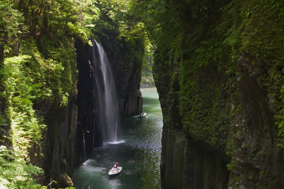 Ubicado entre montañas en la isla japonesa de Kyushu, Takachiho cuenta con bellos espacios naturales que evocan la leyenda de Amaterasu, la diosa del sol. Como esta garganta de origen volcánico, surcada por el río Gokase, que se puede recorrer en bote de remos (30 euros la hora).  takachiho-kanko.info 