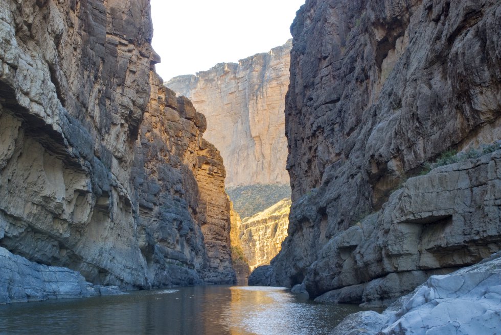 El mítico río Grande atraviesa este espectacular desfiladero en el parque nacional de Big Bend, al sur de Texas (EE UU), en la frontera con México. El cañón Santa Elena, escenario propio de un wéstern, entre paredes que se elevan más de 450 metros sobre el agua, atrae sobre todo a senderistas y aficionados al descenso de aguas bravas. Se pueden contratar travesías guiadas en canoa de uno a tres días de duración, o adentrarse en el sendero que recorre su parte más abrupta, Terlingua Creek, accesible por carretera desde el pueblo de Castolon.  visitbigbend.com 