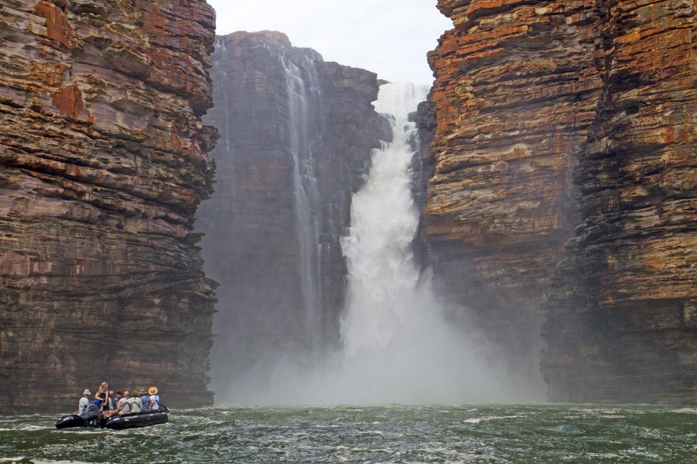 Las dos cataratas gemelas de 80 metros de altura (dos serpientes arcoíris, según una leyenda Balanggarra), al noroeste de Australia, son solo accesibles desde el mar. Los barcos que parten de Darwin remontan el sinuoso cañón que forma el río Rey Jorge en su desembocadura, entre acantilados de rojiza roca arenisca.  parks.dpaw.wa.gov.au 
