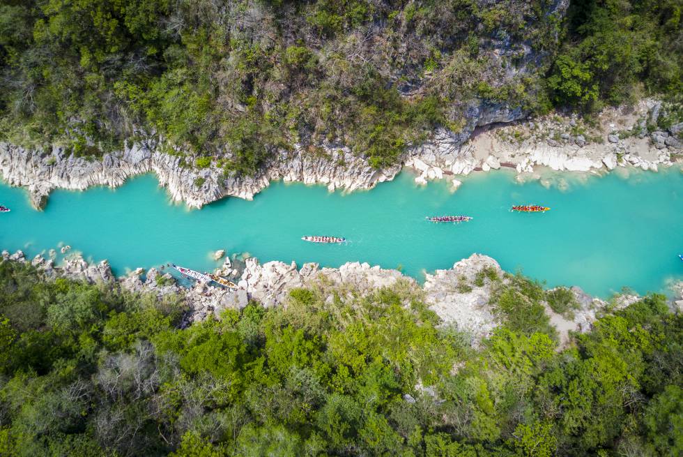 La travesía en panga (barca de remos) río arriba por el Tampaón, en la región mexicana de la Huasteca (San Luis de Potosí), culmina en la cascada de Tamul, un salto de agua de 105 metros de altura al suroeste de Ciudad Vallés. El recorrido, no recomendable en época de lluvias (de junio a septiembre), tiene otro atractivo: un chapuzón en la Cueva del Agua, un cenote sumergido de origen manantial.  visitasanluispotosi.com 