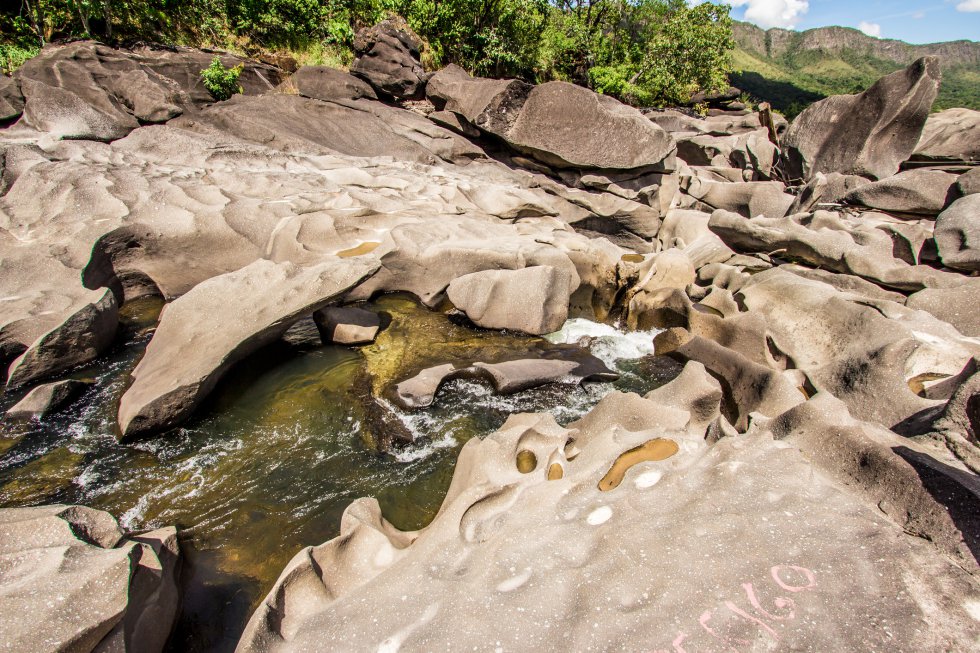 Milhões de anos e incontáveis litros de água foram necessários para esculpir as preciosas formações rochosas do Vale da Lua, que ocupam um quilômetro do curso do rio São Miguel, até o sul do Parque Nacional da Chapada dos Veadeiros, em Goiás. Uma curiosa sucessão de formações rochosas curvilíneas: cavernas, cachoeiras, piscinas e fendas. Uma escultura em constante evolução, e que permeia a paisagem com uma sensação lunar, daí o nome. Os visitantes podem atravessar as pedras a pé, banhar-se em suas piscinas naturais e cruzar alguns trechos do rio (com atenção à rápida subida das águas, potencialmente perigosas). O vale está localizado dentro de uma propriedade privada, a quatro quilômetros de São Jorge.