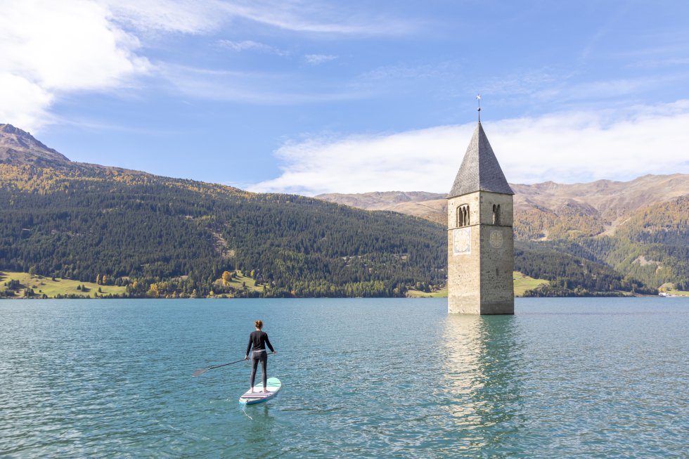 Com seu pano de fundo de montanhas e margens arborizadas, o Lago Reschensee é uma natureza intacta, com exceção da torre que brota de suas águas. Localizado na região italiana do sul do Tirol, o lago foi artificialmente criado para a construção de uma represa em 1950. Além de uma área de cinco quilômetros, de campos e dezenas de casas, uma igreja do século XIV também ficou submersa, da qual agora sobressai a torre do sino. No inverno, é possível andar sobre o lago congelado até tocar na torre. O Reschensee fica perto da fronteira italiana com a Suíça e a Áustria e a visita pode ser feita de um dos três países.